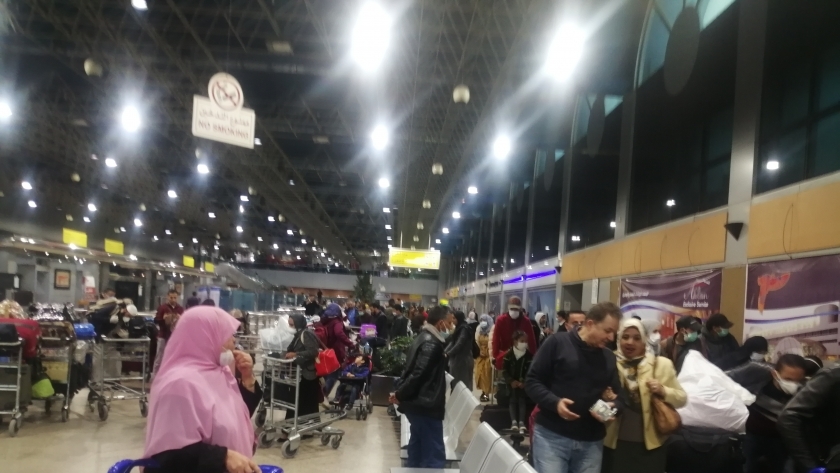 مطار القاهرة الدولي يستقبل 300 مصري عائدين من قطر