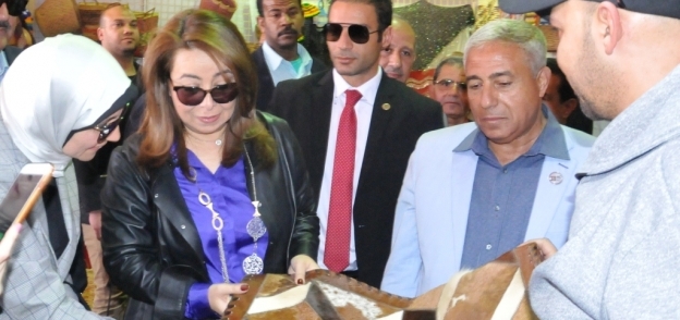وزيرة التضامن ومحافظ أسوان يفتتحان معرض "ديارنا لمنتجات الأسر المنتجة"