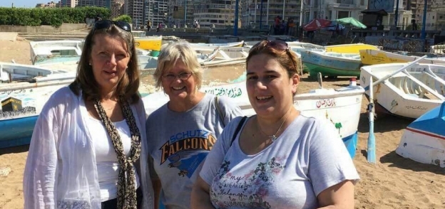 القنصل العام البريطانية تنضم إلى حملة تنظيف الشواطئ بالإسكندرية