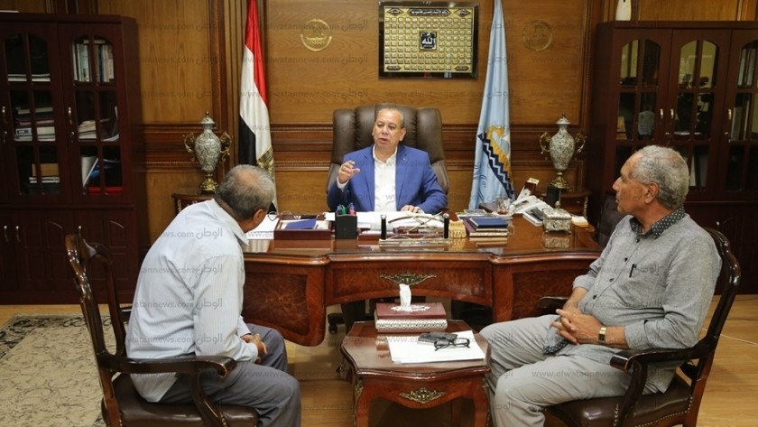 محافظ كفر الشيخ خلال لقاءه عددا من التنفيذيين