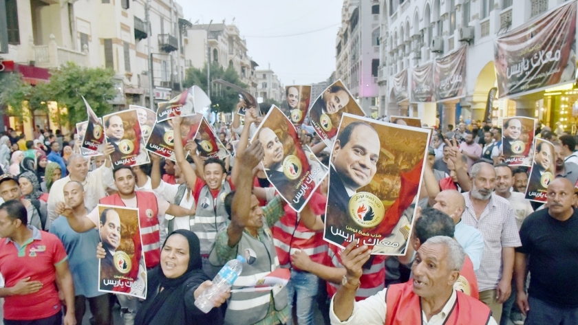 المواطنون خرجوا للميادين والشوارع لمطالبة الرئيس السيسي بالترشح لفترة رئاسية جديدة