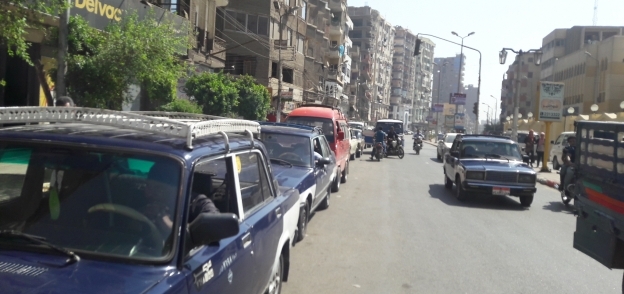 طوابير السيارات امام محطات الوقود بسوهاج