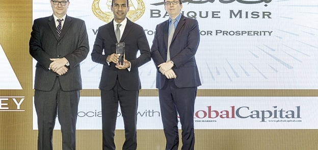 عاكف المغربى يتسلم جائزة أفضل بنك مصرى للتعامل مع آسيا