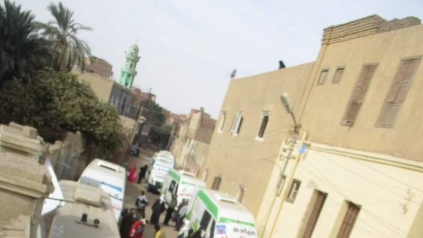 الكشف والعلاج على ١٤٣٠ مواطن في قافلة طبية مجانية بنزلة سعيد بني سويف