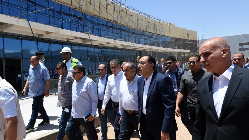 «مدبولي» يتفقد أعمال تطوير مطار شرم الشيخ الدولي استعدادا لـ COP 27
