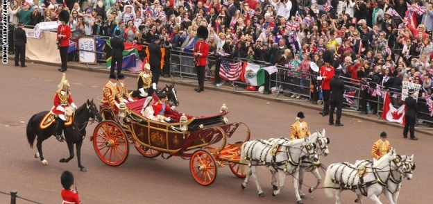 الأمير ويليام مع عروسته على عربة تجرها الخيول