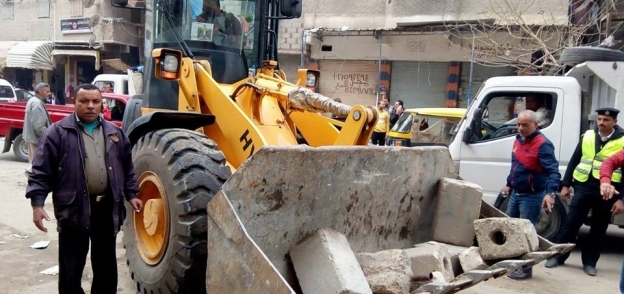حي منتزه ثان بالإسكندرية يشن حملة لإزالة الحواجز الحديدية بنطاق الحي