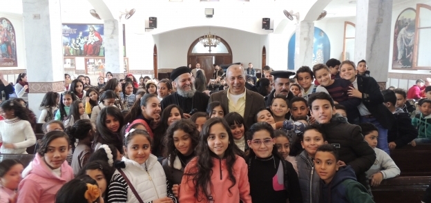 اللواء هشام نصر مدير أمن مطروح خلال مشاركته مع أطفال كنيسة العذراء عيد الميلاد بالهدايا واللعب
