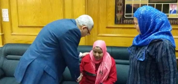 رئيس جامعة المنيا يستقبل طالبة من ذوي الاحتياجات الخاصة