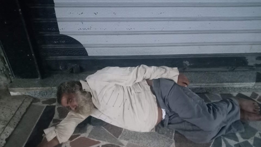 أحد المشردين في شوارع كفر الشيخ