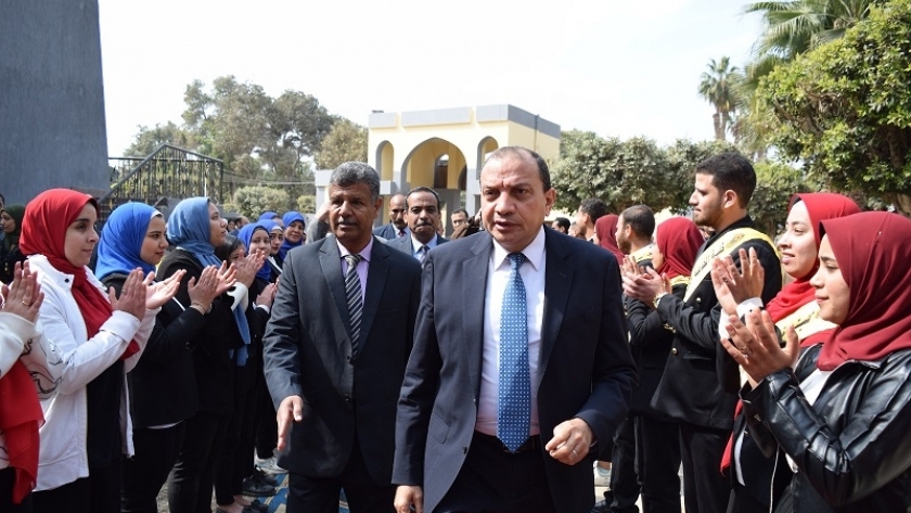 ممر شرفي لرئيس جامعة بني سويف خلال افتتاحه مقر كلية الخدمة الاجتماعية