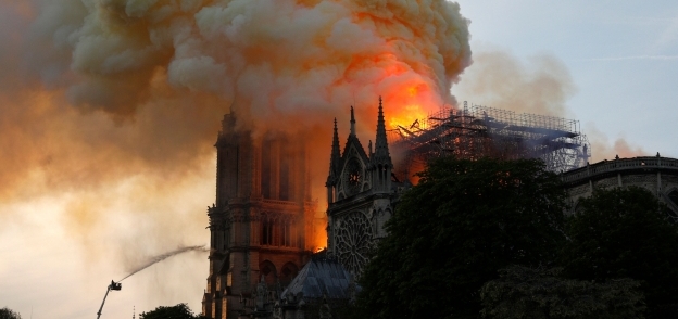 100 صورة لحريق كاتدرائية نوتردام.. يوم أسود على باريس