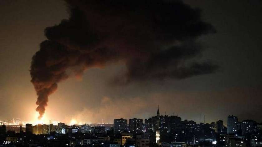 ألسنة النار والدخان تتصاعد من غزة جراء القصف الإسرائيلي
