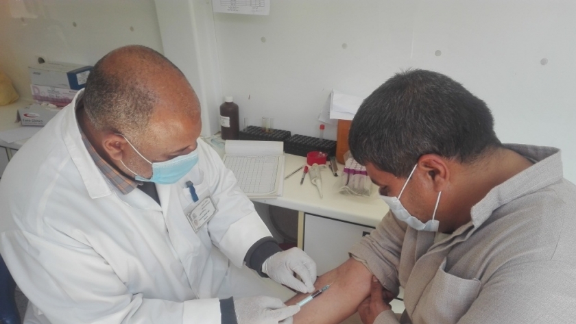 كشف وعلاج مجاني لـ1511 مواطنا في قافلة طبية ببني سويف