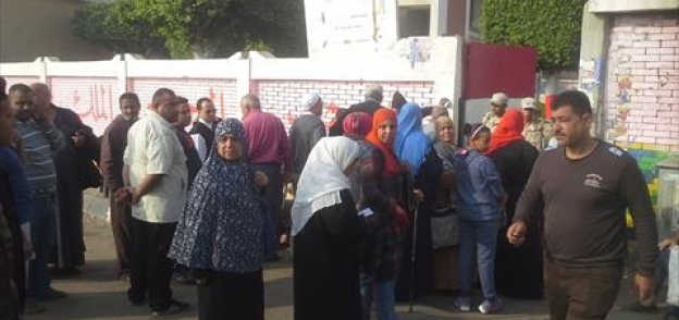 اصطف العشرات من اهالي منطقة النهضة التابعة لقسم السﻻم