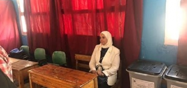 شقيقة الرئيس السيسي "رضا السيسي" تدلي بصوتها في الاستفتاء على التعديلات الدستورية