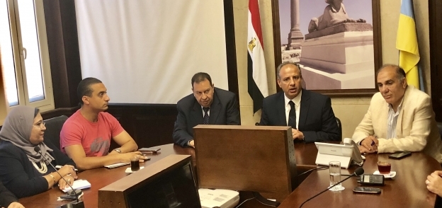 محافظ الإسكندرية يجتمع مع رؤوساء الاحياء