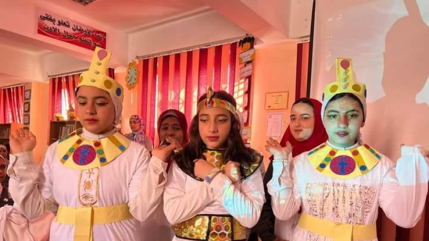 طلاب الفيوم يرتدون الزي الفرعوني خلال مبادرة كنز بلادي