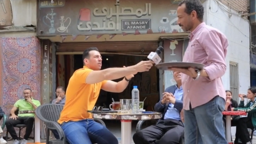 رامي رضوان يسأل عاملا في أحد المقاهي عن الحوار الوطني