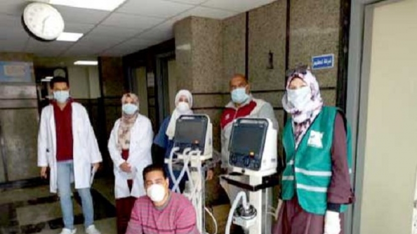 أعضاء من مؤسسة مصر الخير يدعمون الأطقم الطبية بمستشفيات العزل