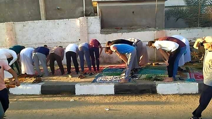 صورة منتشرة على السوشيال ميديا عن اختلاف التوجه للقبلة في صلاة العيد