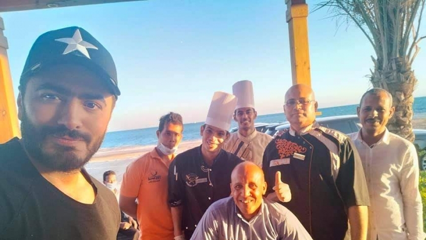 تامر حسني مع العاملين بالقطاع السياحي