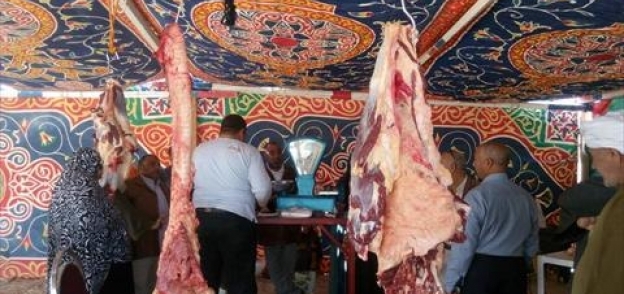 بالصور| افتتاح مشروع بيع اللحوم الطازجة في رأس سدر بسعر 65 جنيها للكيلو