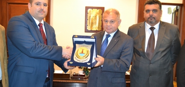 رئيس جامعة الاسكندرية وقنصل العراق