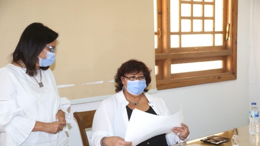 الدكتورة إيناس عبدالدايم وزيرة الثقافة خلال تسلمها شهادة تسجيل النخلة من اليونسكو