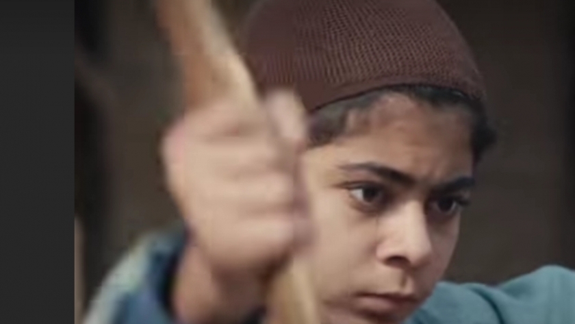 الطفل عمر حسن يحكي موقفا إنسانيا لخالد يوسف خلال تصوير «سره باتع»