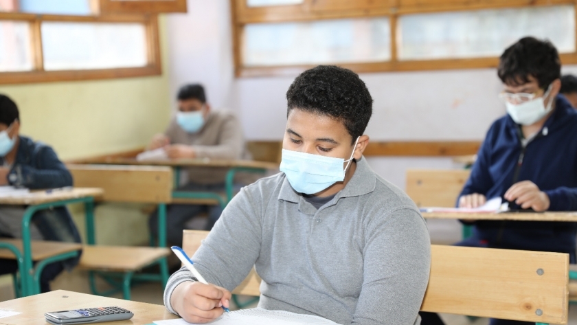 طلاب أثناء أداء امتحانات الترم الأول داخل مصر
