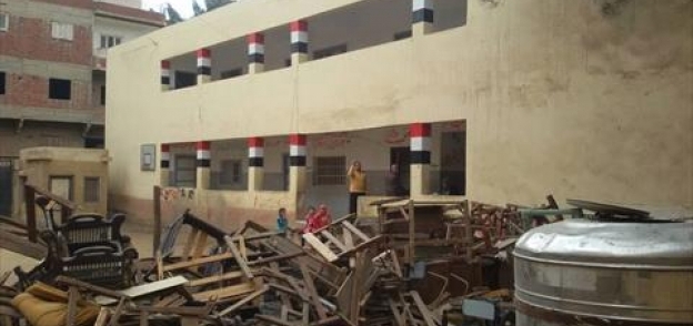 بالصور| غضب بين أهالي "كوم الدربي" بسبب وقف أعمال إزالة مدرسة إعدادية