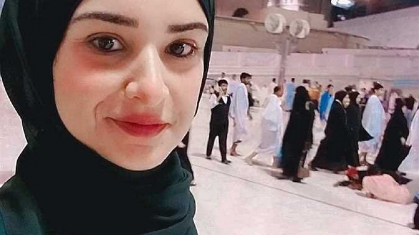 الإعلامية آلاء عبد العزيز بالحجاب أثناء أداء العمرة