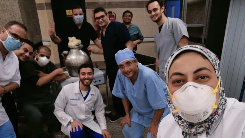 أطباء العزل بقدرة فول داخل مستشفى عزل أبوتيج فى أسيوط