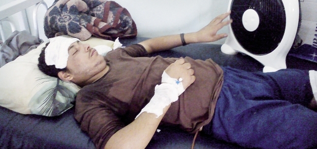 أحد المصابين يتلقى العلاج داخل مستشفى «حميات سوهاج»