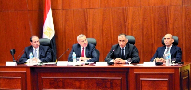 طارق عامر مع قيادات البنك المركزى خلال مؤتمر صحفى سابق