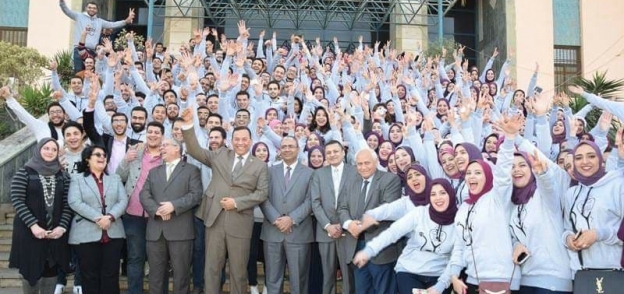 رئيس جامعة المنوفية يشارك الدفعة 31 فرحتهم بإنتهاء الإمتحانات