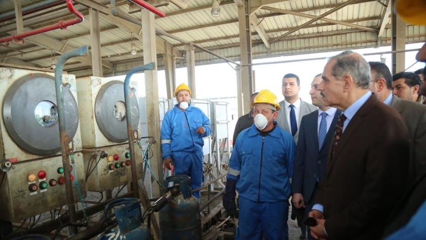 محافظ كفرالشيخ ونائبه يتفقدان شركة مصر لتعبئة الغازات