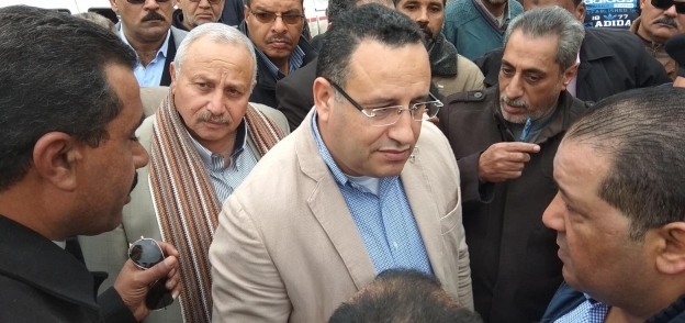 محافظ الإسكندرية يتفقد "نجع العرب" ويدون المشاكل ويكلف بحلها
