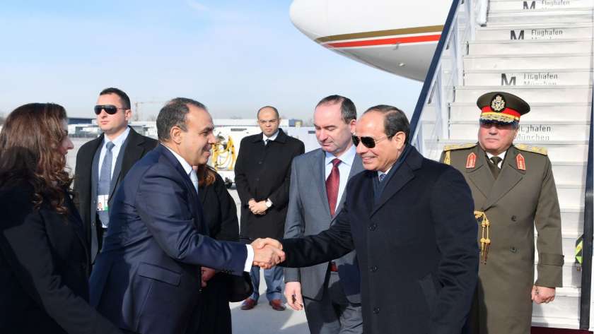 الرئيس عبدالفتاح السيسى يصافح المستقبلين فور وصوله مطار ميونخ فى ألمانيا أمس