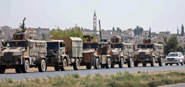 بعض الآليات العسكرية التركية الموجودة بالقرب من «إدلب»