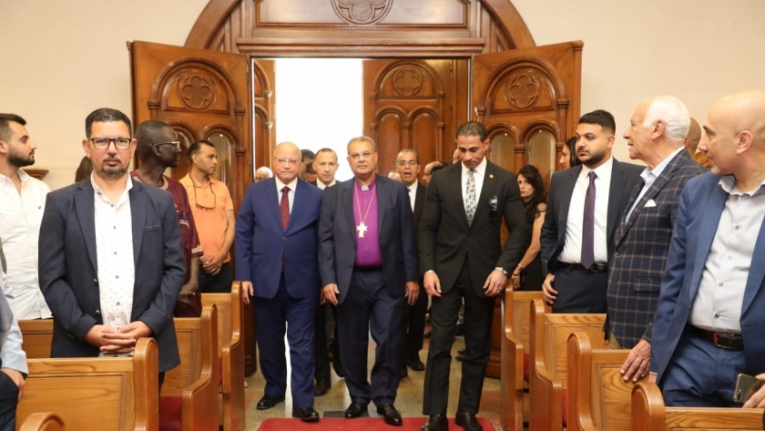 محافظ القاهرة يزور الكنيسة الانجيلية
