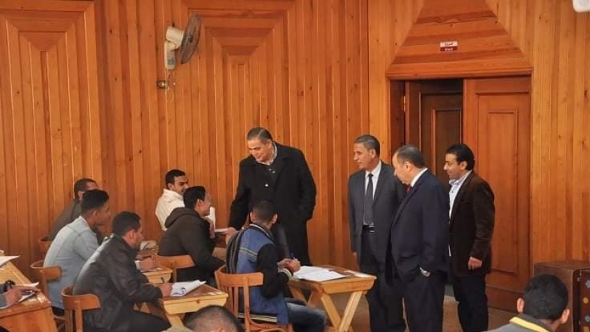 رئيس جامعة كفرالشيخ يتابع سير امتحانات الفصل الدراسي الأول