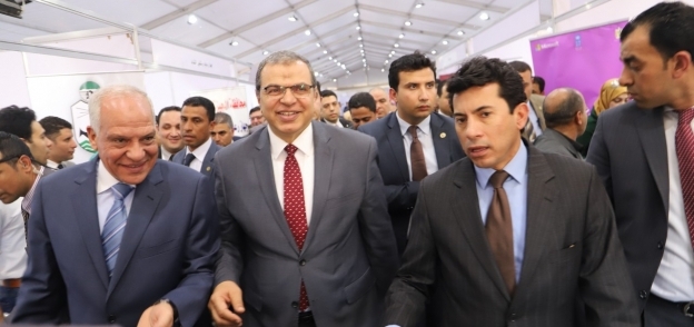 د.أشرف صبحي  ومحمد سعفان خلال افتتاح احد ملتقيات التوظيف