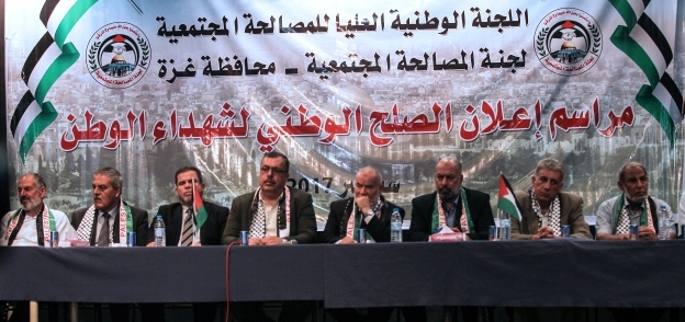 قيادات لجنة المصالحة المجتمعية الفلسطينية خلال اجتماعهم فى غزة