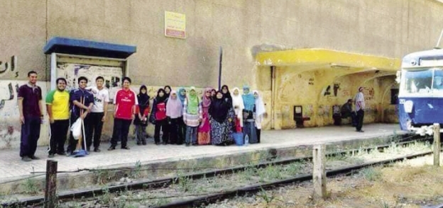عدد من الطلاب الماليزيين داخل محطة الترام