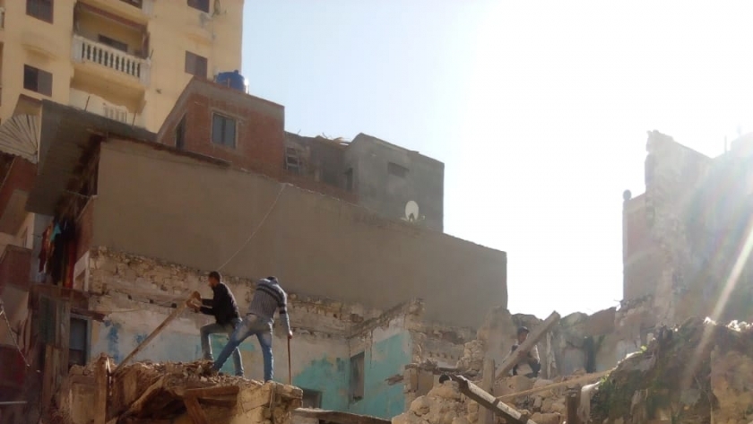 إزالة عقار بحي وسط الإسكندرية بعد سقوط أجزاء منه