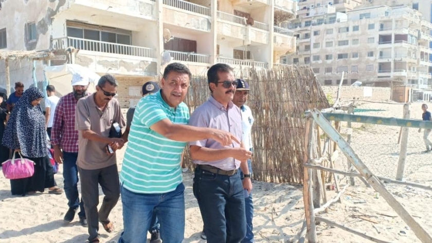 رئيس سياحة الإسكندرية يفصل عمال بشاطئين لإبتزار الرواد