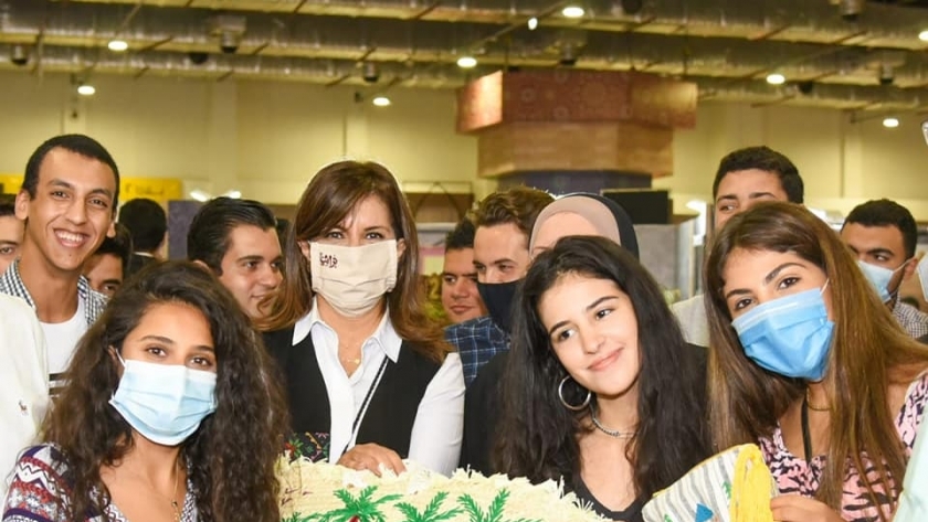 السفيرة نبيلة مكرم وزيرة الهجرة اثناء جولتها مع شباب الدارسين في الخارج بمعرض تراثنا