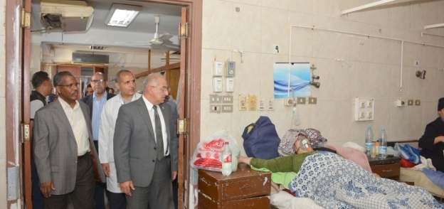 رئيس جامعة أسيوط يطمئن على انتظام الخدمات الطبية بالإستقبال والطوارئ والإصابات بالمستشفى الجامعى خلال شم النسيم